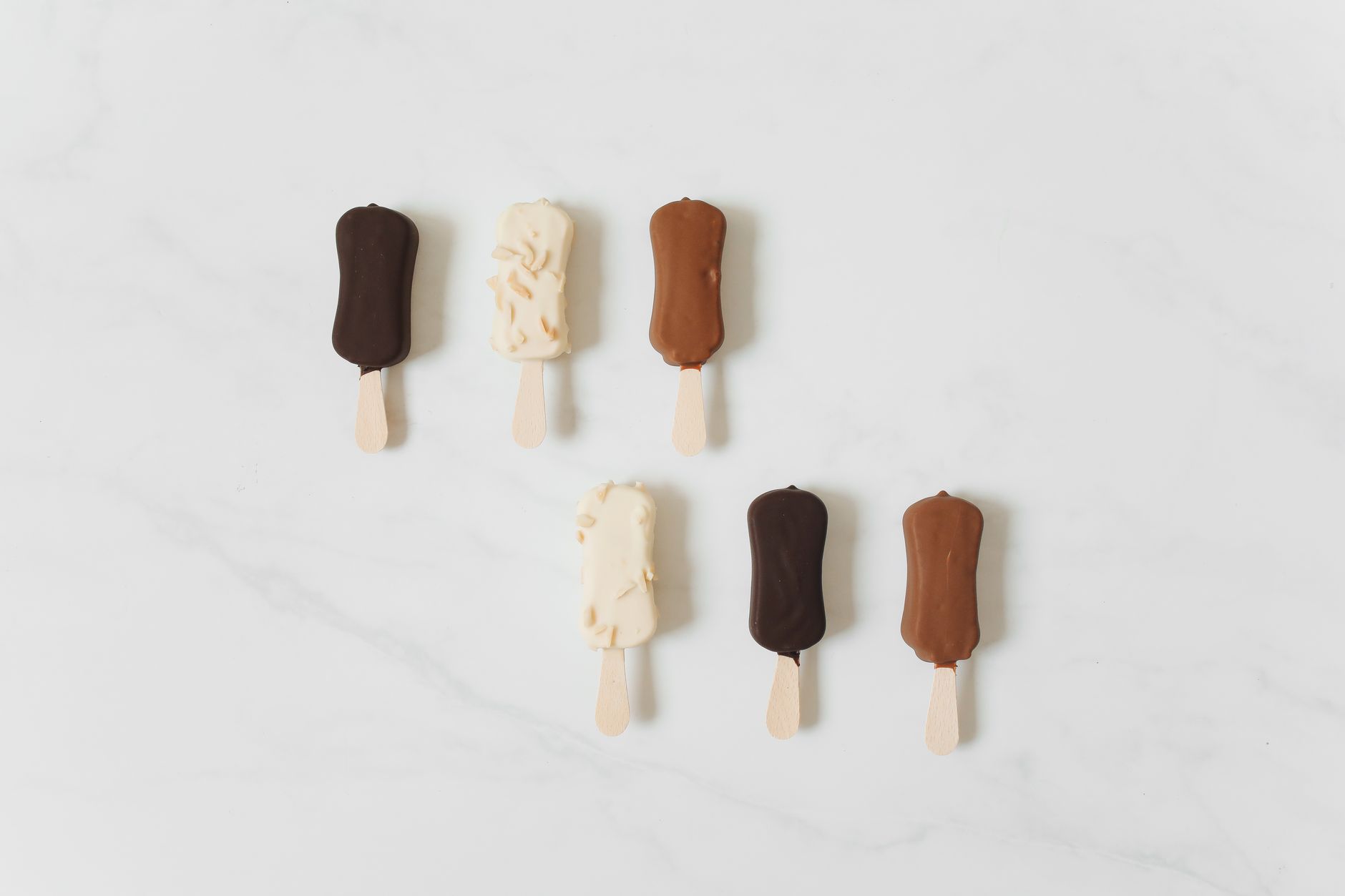 ポッキーをお茶うけに並べたイメージ