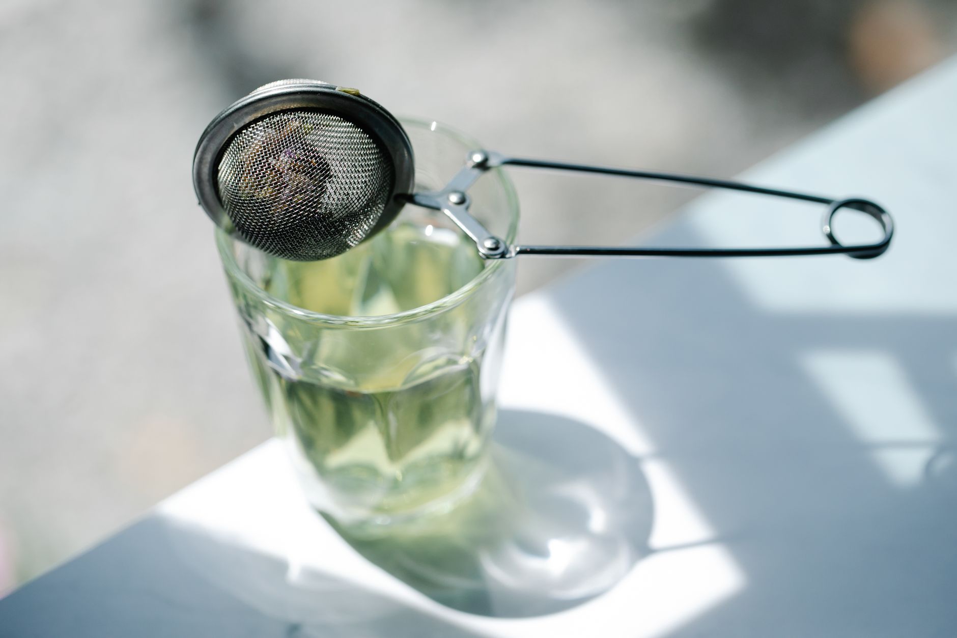 お茶を持って外に出るシーン