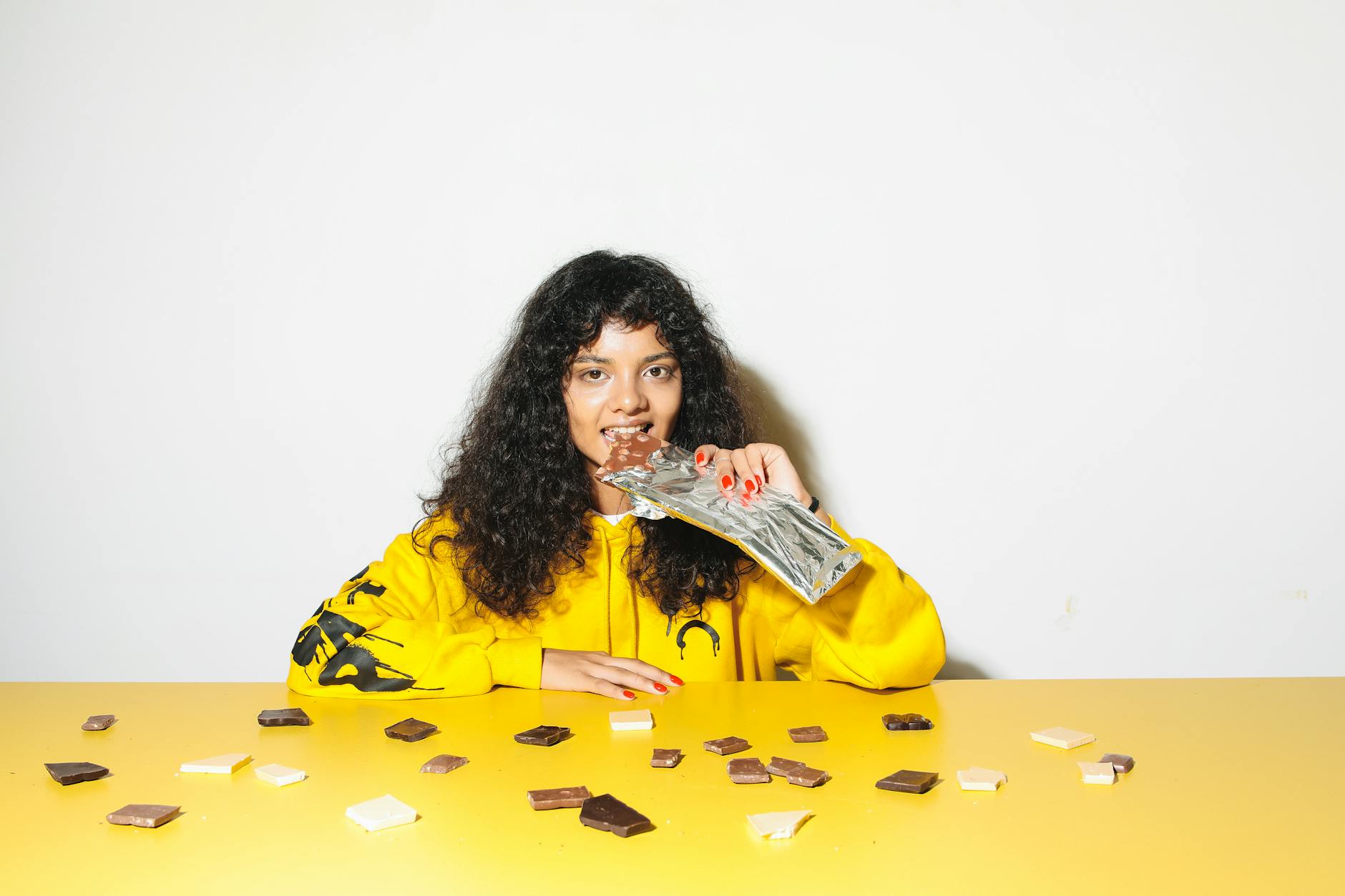 チョコレートをかじりながらシェアして楽しむ様子