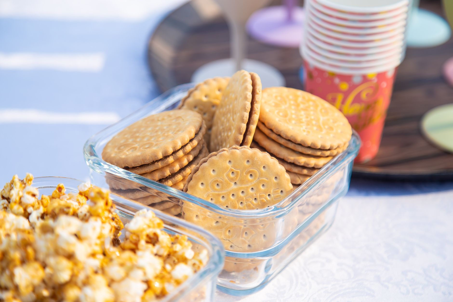 ガラスボウルに入ったビスケット・チョコクリーム菓子のシェア皿