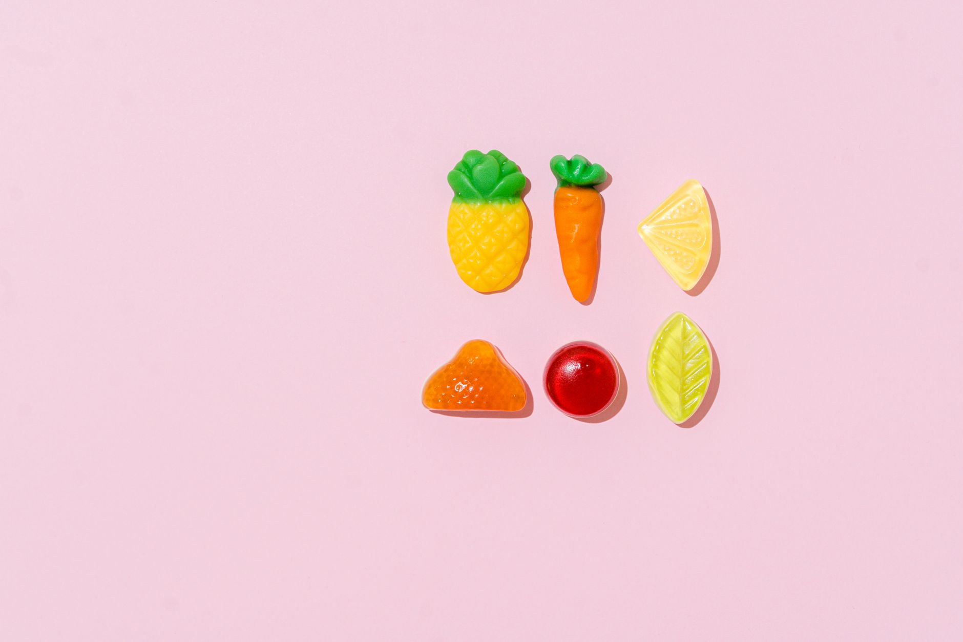 フルーツ型のグミ菓子を上から撮影した写真