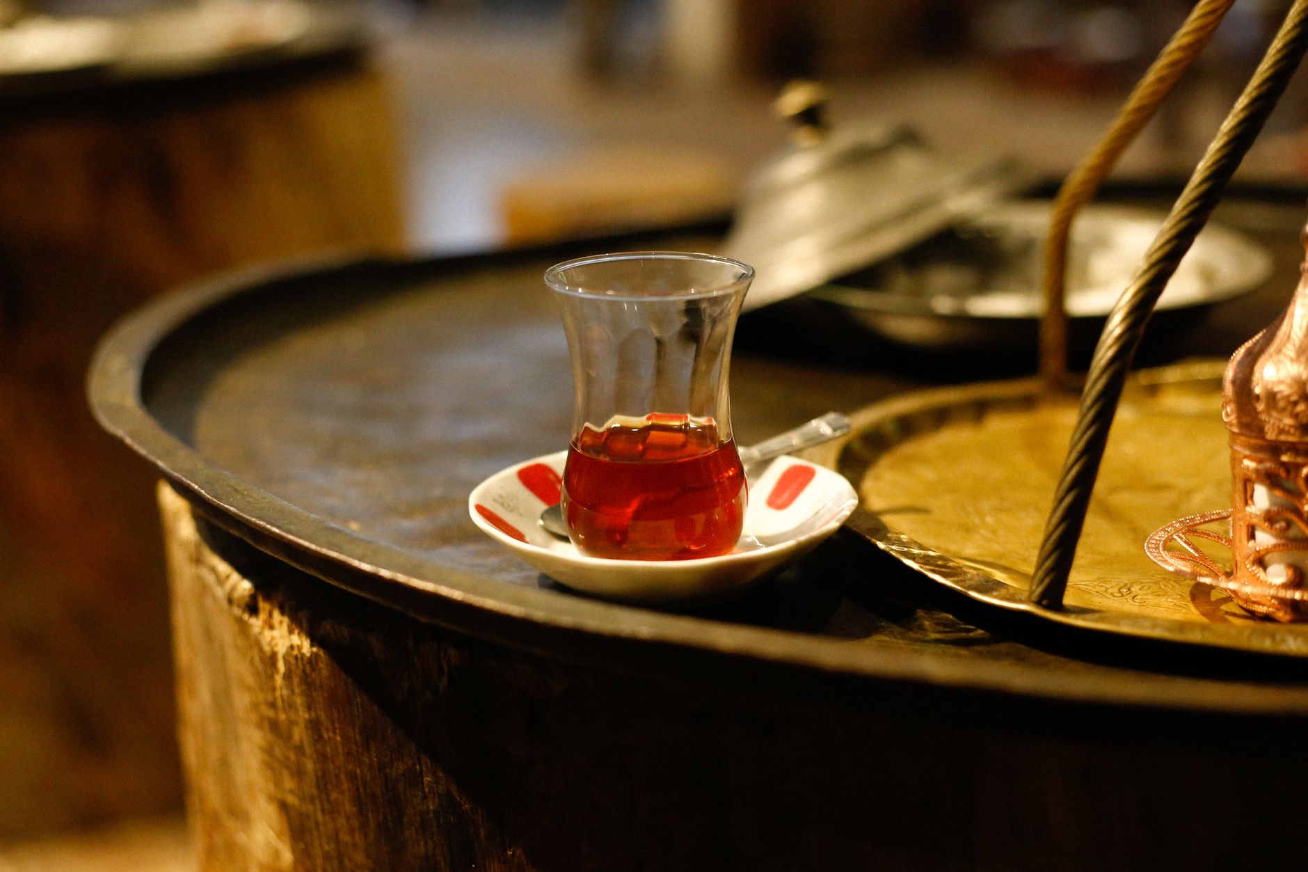 ガラスの水差しとグラスに注がれた冷たい麦茶