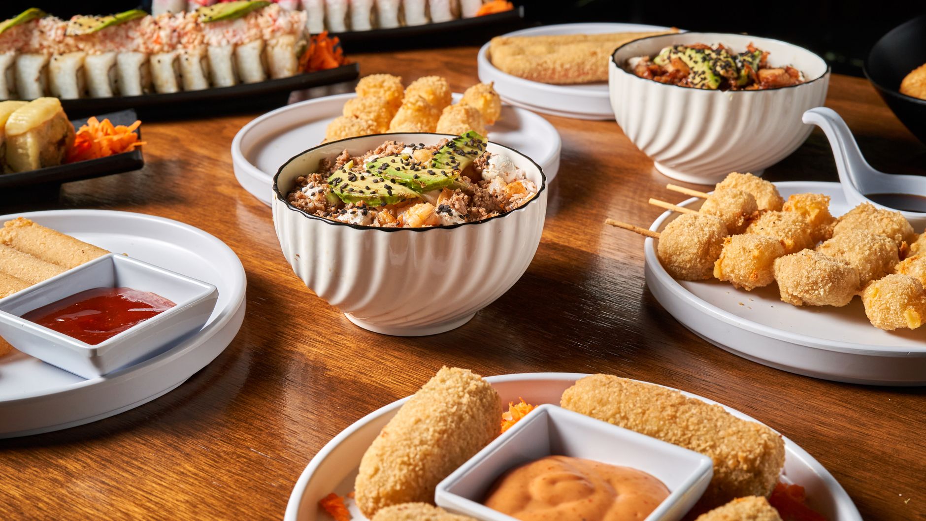 寿司や揚げ物などアジア料理の盛り合わせ
