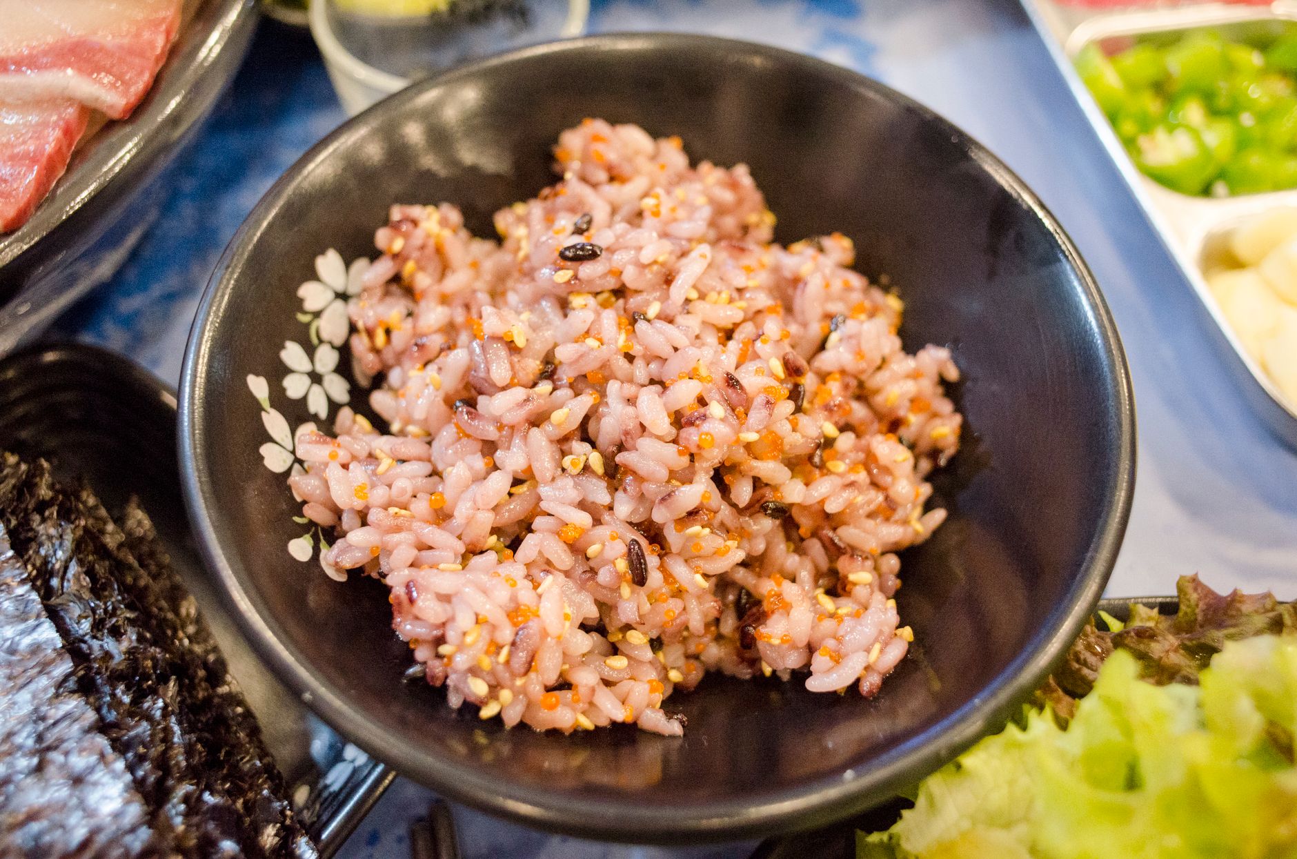 丼に盛られた雑穀入りのごはん
