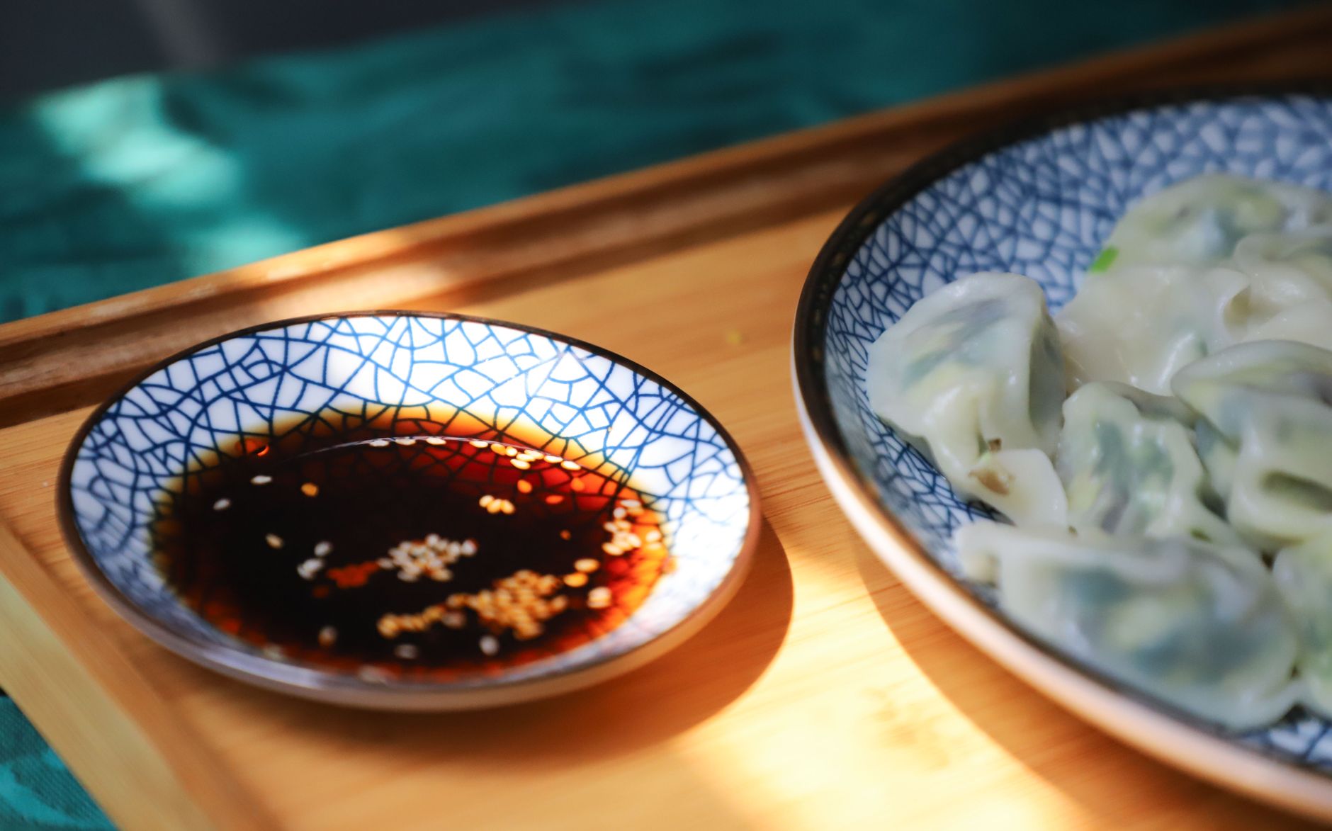 餃子と醤油の小皿が並んだ食卓